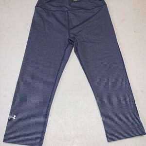 Cropped Under Armour compression leggings